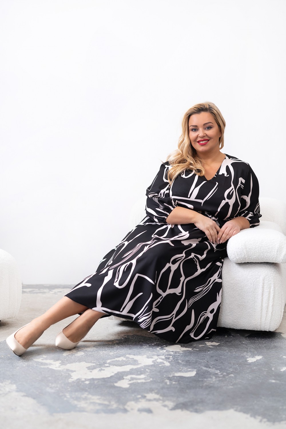 Šaty plus size černo-bílé