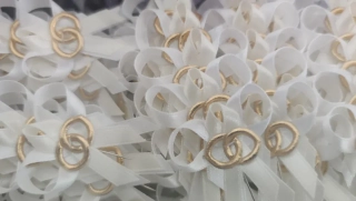 Vývazek bílý se zlatými prstýnky