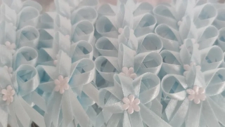 Vývazek bílo-modrý + bílá květinka