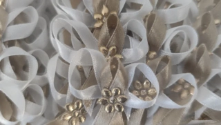 Vývazek bílo-béžový se zlatou květinkou