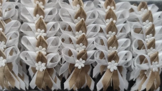 vývazek bílo-béžový s bílou květinkou