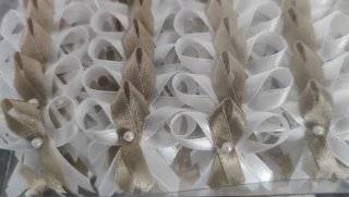 vývazek bílo-béžový s perlou