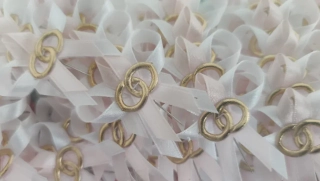 Vývazek bílo-růžový se zlatými prstýnky