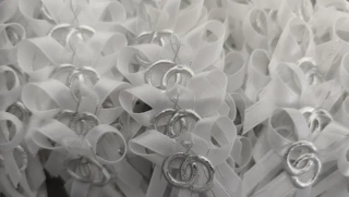 Vývazek bílý se stříbrnými prstýnky