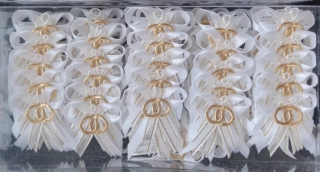 Vývazek bílo-zlatý se zlatými prstýnky