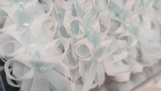 Vývazek bílo-modrý s perličkou